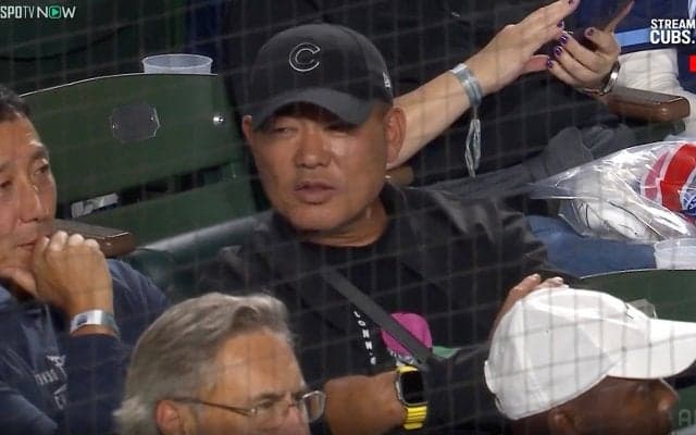 カブス戦を“大物OB”が現地観戦！「福留がいる」「観に来てたんか！」現地中継に鈴木誠也を撮影する姿が捉えられる