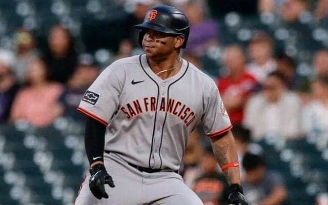 唐突な乱闘勃発が「理解できない」　殴り合いで3人退場…“意味不明”な発端「やべえな」