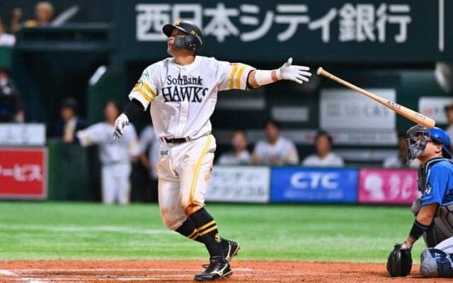 鷹・嶺井博希がプロ初「4番DH」で先発　発表に球場どよめき、先発・田嶋に“好相性”