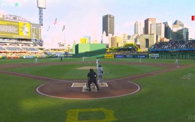 あぶない！ 大谷翔平の弾丸ライナーが“相棒”コーチを襲う→カメラが捉えたまさかのリアクションが話題に