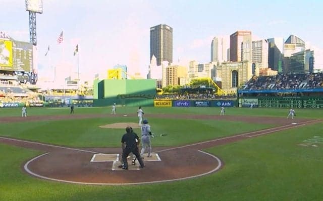 球場騒然！ 大谷翔平、強烈打球で“まさかの光景”「怖っ！」「危なすぎる」一塁コーチに“想定外のハプニング”でヒヤリ「笑えないw」