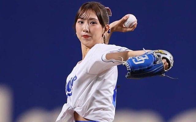 「可愛すぎる」始球式の美女にまさかの“既視感”　よぎるエースの残像「完コピですわ」