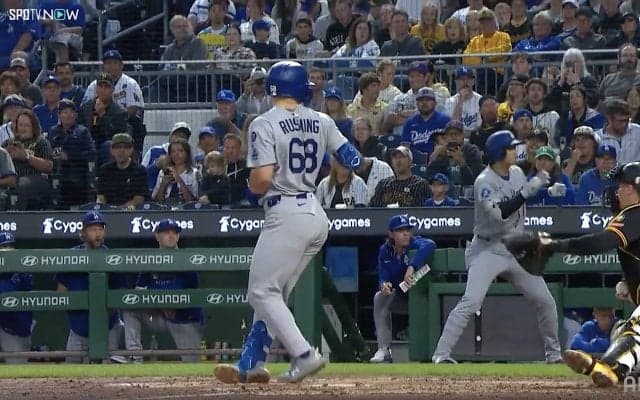 ド軍戦、バット吹っ飛ぶ“珍プレー”に「大谷もびっくり」 まさかの事態に“次打者”の大谷翔平も驚く