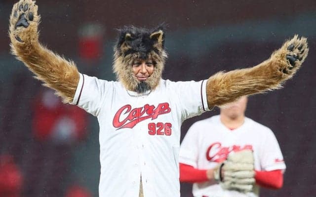 “大変身”の人気俳優に騒然「届いててすご」　豪快フォームに驚き「着ぐるみで!?」