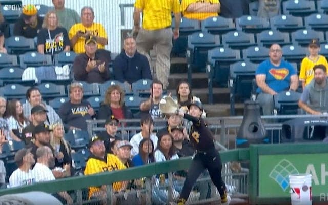 ド軍戦で敵軍ボールガールが「見事なキャッチ」 鋭いライナーを好捕し“笑顔”で観客魅了、米メディアも称賛