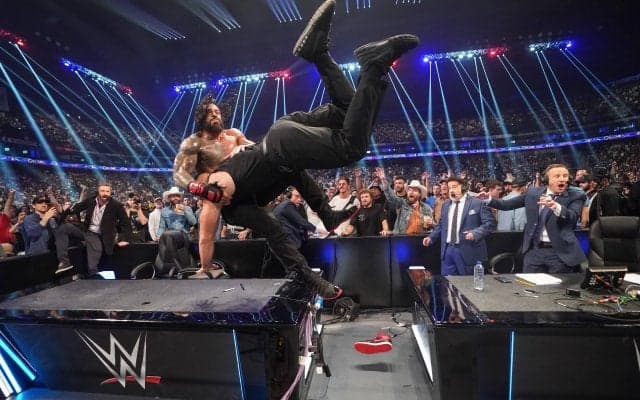 「正気か？」テーブルからテーブルへ“高速タックル”衝撃の場外乱闘シーンに観客ドン引き「これは…」