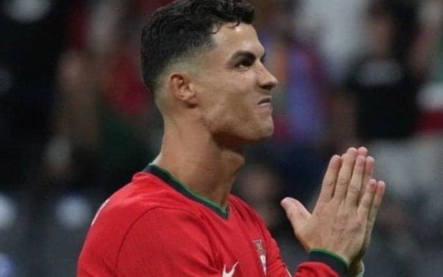 ｢地球上で最も幸運な女性｣クリスティアーノ・ロナウドの美人パートナー、巨大ダイヤきらり！婚約発表後の初2ショット