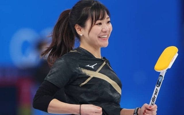 「かっこえーのぉー！」カーリング吉田知那美が白ランクルとの“2ショット”を公開　北海道の秋空とのコントラストに反響