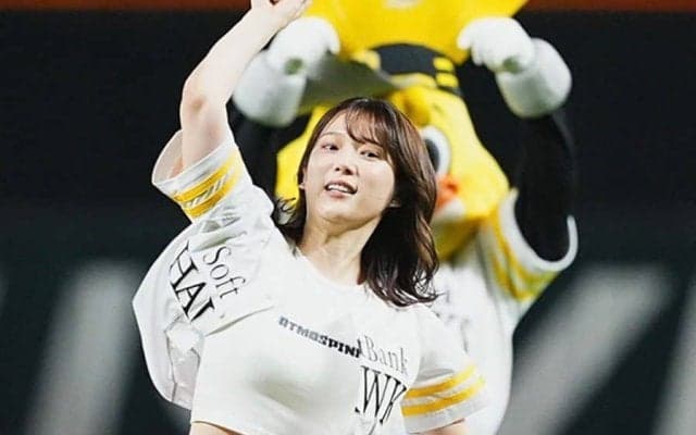 お腹チラリ→赤面投球が「最強にかわいい」　驚異の“6/6”、勝利の女神は「毎試合来て」