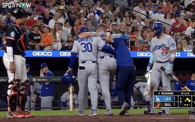 ド軍激震！ ラッシングの負傷退場に大谷翔平も沈痛な面持ち ロバーツ監督の肩を借りダグアウト奥へ…球団は“打撲”と発表、捕手離脱相次ぐ