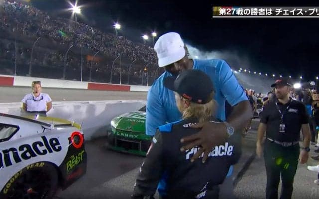 サーキットに現れたマイケル・ジョーダンがデカすぎる！ 62歳の“近影”に「比べるとあまりにも小さな…」人気レーサー讃える姿が話題