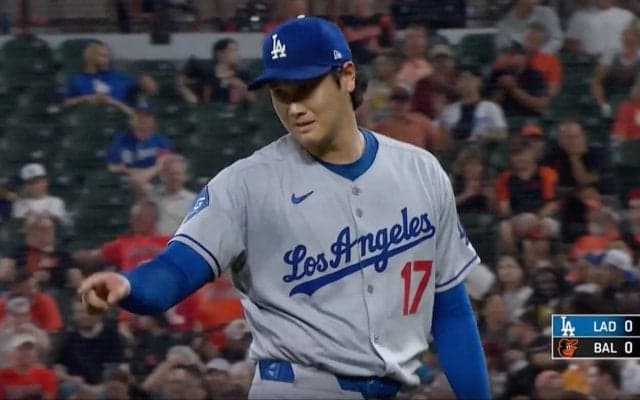 イジってる？ 大谷翔平、“謎のジェスチャー”が話題に「煽り？w」「笑ってるやん」降板時に相手選手に絡んでしまう「最高すぎるw」