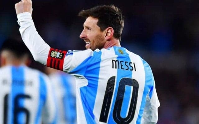 全てを手にした“英雄”は26年W杯に出場すべきか？ マラドーナの肉体を知る名伯楽がメッシに示す最善策「情熱に歯止めをかけろ」