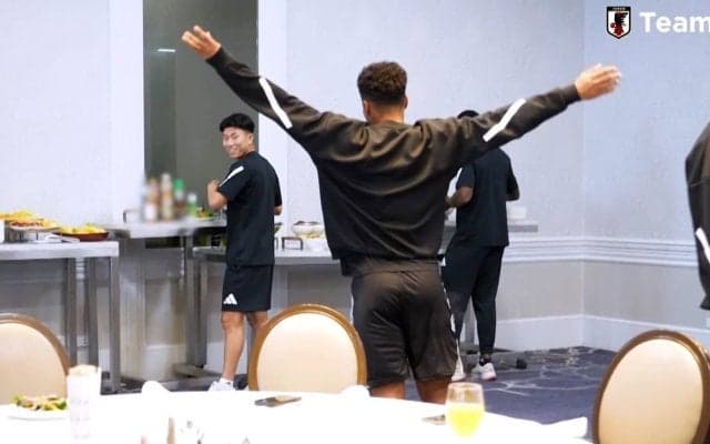 「イチャイチャが可愛すぎる笑」日本代表最年少MF、謎の奇声→バックハグにファン爆笑！「ジョエルと細谷の絡み好き」「いいキャラしてるわ」