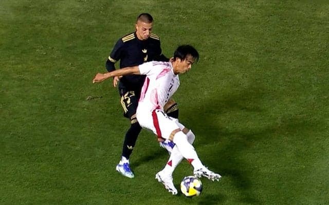 「なんだ今の…」三笘薫の“天才的クライフターン”に敵地騒然！「うますぎん？」「ジダンじゃん」メキシコFWを翻弄した瞬間