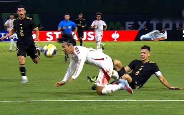 「恥ずかしい」上田綺世への“危険タックル”で一発退場！メキシコ主将に批判殺到「酷い」「親善試合でVARって…」