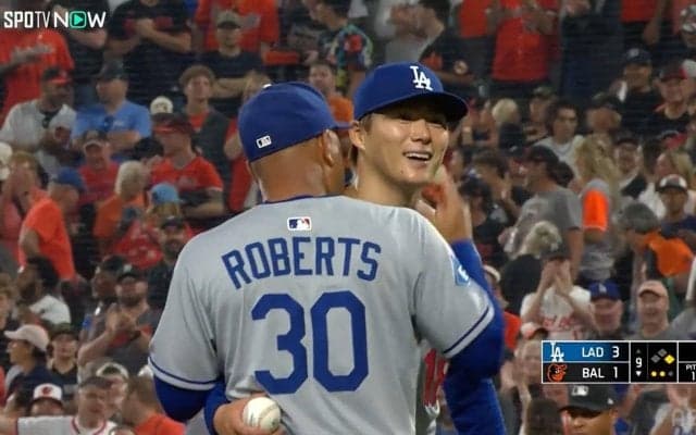 ロバーツ監督が、ベッツ＆フリーマンが…大エース山本由伸の“ノーノー目前”被弾降板に熱い抱擁 心震わせた20秒間の名シーン