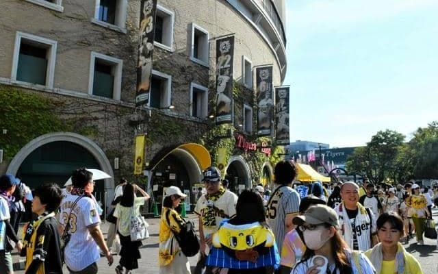 阪神リーグ優勝ファン総立ち　「このまま黄金時代を」「泣きました」