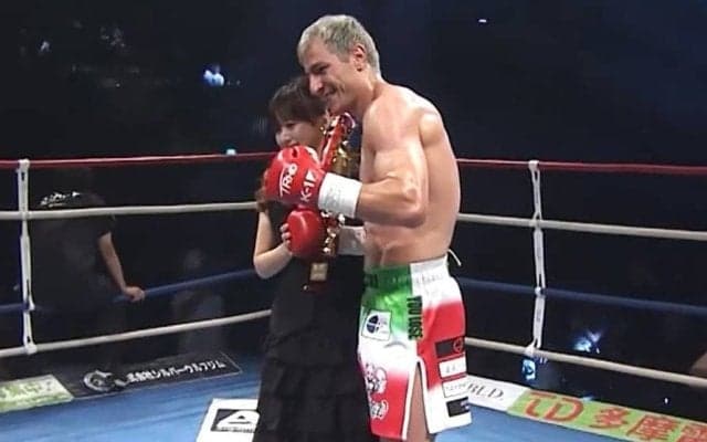 「全然変わらない」「美人すぎる」格闘技の会場に元国民的アイドルの姿「イチャイチャすなw」ツッコミの声も