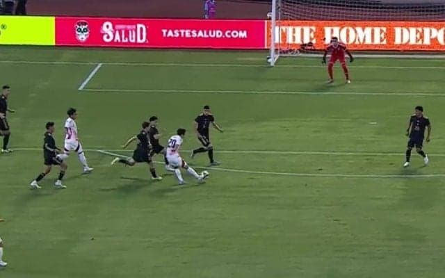 「右足も精度やばい」久保建英、僅かな隙間を狙い撃つ逆足フィニッシュにスタジアム騒然「違和感まったくない」