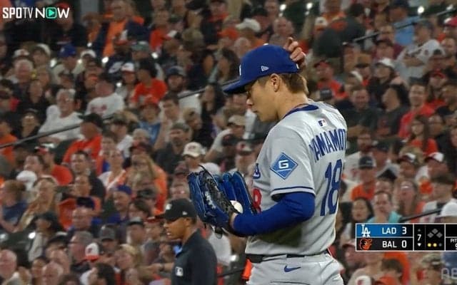 危ない！山本由伸、折れたバットが強襲！“ピョコン”と回避の一部始終にファンはホッ…「避けるしぐさカワイイ」