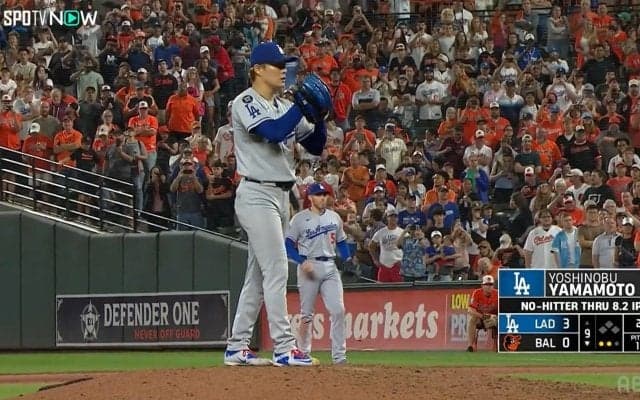 お祈りポーズ→“Oh…” 山本由伸のノーノー目前の熱投を見守ったファンの姿が話題「同じ気持ちだわｗ」「震える」