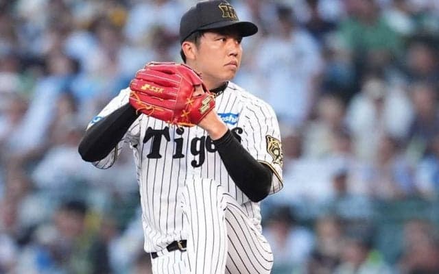 危険球退場の才木浩人、優勝の歓喜の輪に参加　広島ベンチに一礼→藤川監督を胴上げ