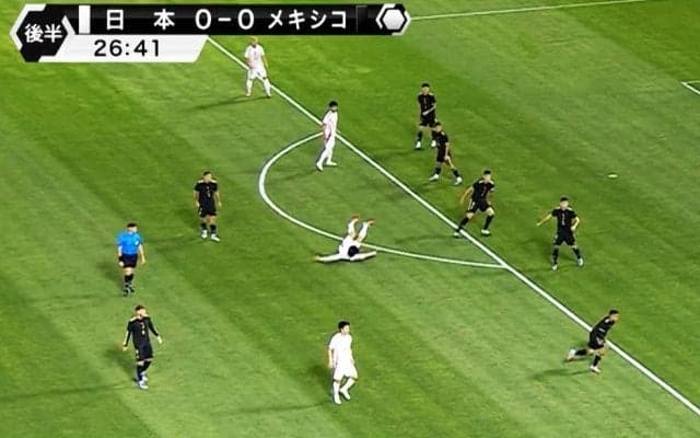 PKなしで物議！日本代表FWが突き飛ばされる…「こんなダーティーを許していいのか」「審判が見てない」ボール無関係のファウルをVARも見逃した瞬間