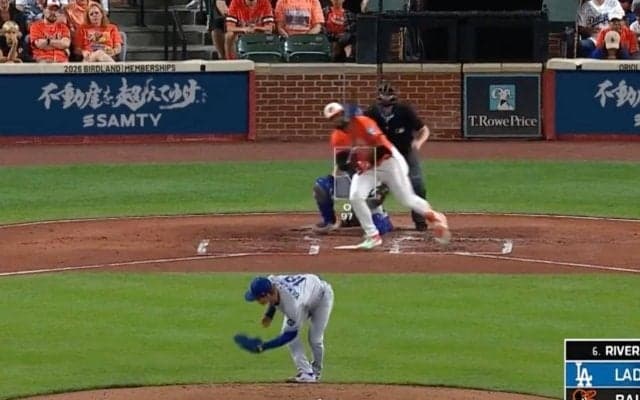 何が起きた？ 山本由伸、まさかの“変態キャッチ”「ミラクルやん」「スゲえ…」強烈ピッチャー返し→体勢がおかしくなる「超ファインプレー」