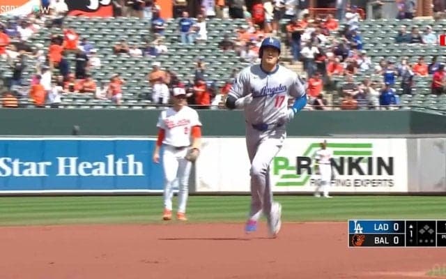 大谷翔平、ホームランで新ポーズ？ 走りながら“謎の動き”披露に「いつもと違う」ファン注目