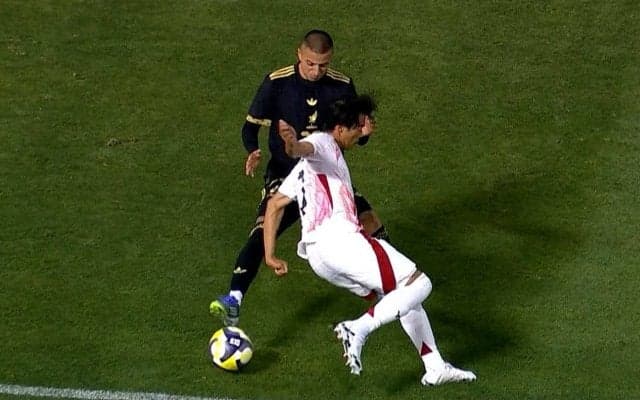 「脅威的だ！」三笘薫の“魔法フェイント”に海外ファン衝撃「なんてターンだ」「ビッグ６は早く獲得すべき」メキシコFWを翻弄