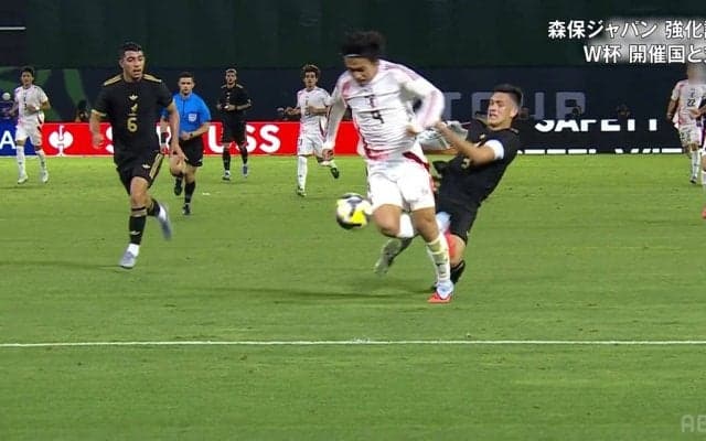 「明らかにレッドだろ」上田綺世の決定機阻止への不可解判定にファン大ブーイング→VAR介入で退場に「意味わからん」