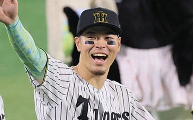 優勝の瞬間…佐藤輝明の“行動”が「ほんま泣ける」　真っ先に抱きしめた相手にSNS感涙