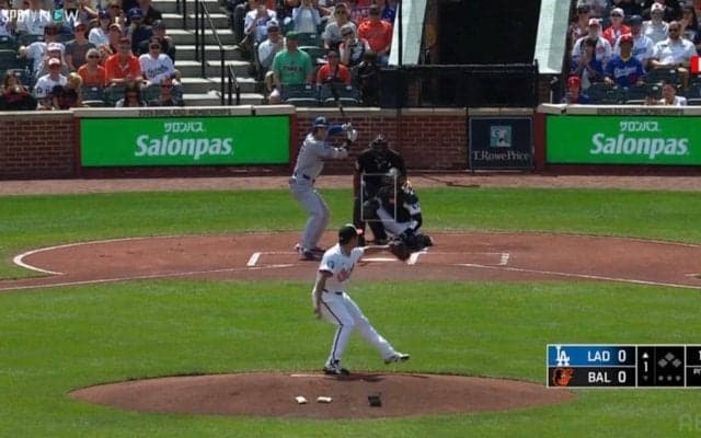 オオタニが打ったよ！ 大谷翔平の先頭打者アーチをあわや見逃す？ 自由すぎる“よそ見キッズ”にほっこり