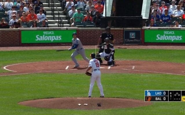 大谷翔平の豪快47号先頭打者アーチに菅野智之も“呆然”リアクション…ボール球をバックスクリーンへ運ばれる衝撃弾に悔しさにじむ