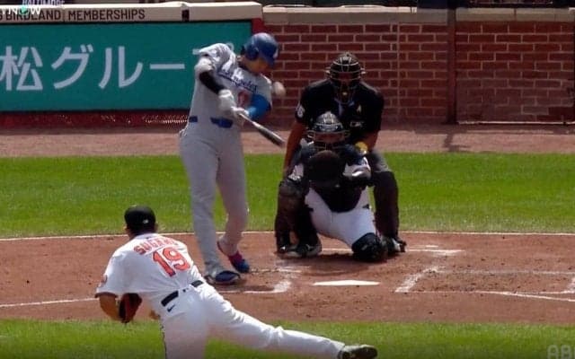 ウソでしょ！？ 大谷翔平、変態打ち48号で「バケモノかよ」「ゴルフ打法」外野手の頭上を“爆速通過”「ホームラン王見えた」