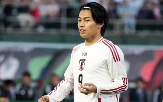 日本代表FW上田綺世の美人モデル妻、“ポテト1600円”の高級映画館で『鬼滅』鑑賞報告！『シャネル』バッグが目を引くガーリーコーデに｢素敵すぎ!!｣羨望の声