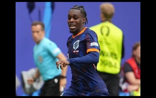 ｢柱級の選手集めててヤバすぎ｣負傷離脱中のイングランド代表が『鬼滅の刃』無限城編のプライベート試写会ショット公開！ 善逸キーホルダーもぶら下げる私服ショット