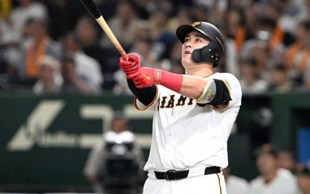 「なんで体勢崩されてるのに、あそこまで飛ぶ？」巨人リチャードの”変則打ち”が話題　9号満塁弾のえげつなさ「坂本さんもめっちゃ、興奮してる」