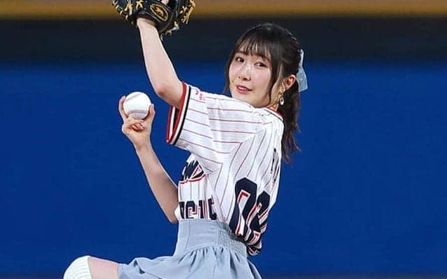 スカートふわりの“完璧投球”　ノーバウンドに神宮騒然…人気美女がマウンド上で大喜び