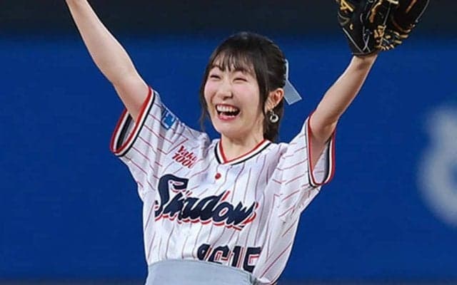 スカートふわ→豪快投球が「いいフォーム」　人気美女の“渾身”に興奮「なかなかの強肩」