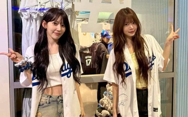 大谷出場のド軍戦を宮脇咲良さんが観戦　由伸からサイン…ヘソだしユニ着用で笑顔