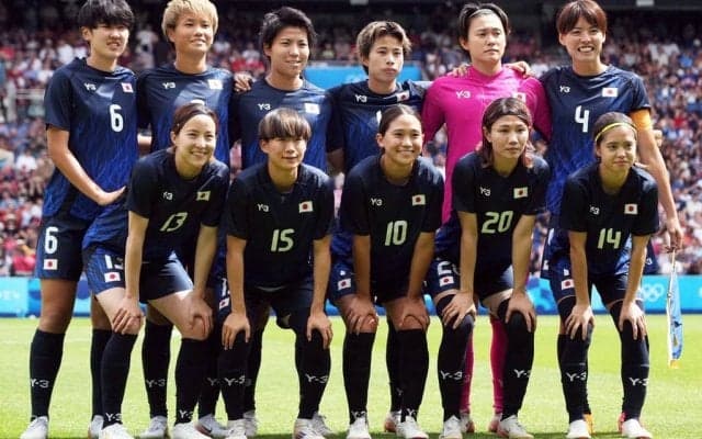 なでしこ6人のアンフィールド集合ショットに｢素晴らしき友情｣｢笑顔が素敵｣、409日ぶり復帰の清水梨紗の姿も！