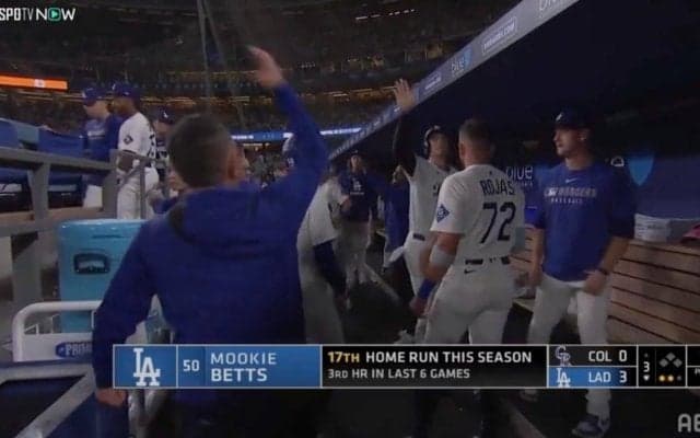 大谷翔平も一緒にはしゃぐ！ 復活ベッツの豪快ホームランで“いい雰囲気”カメラが捉えたベンチの様子