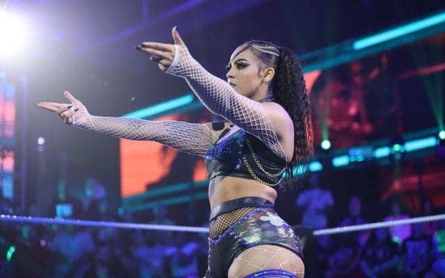 女子レスラー、お尻で“壁ドン”→強烈すぎて壁を破壊してしまう…最後はカメラに“ドヤ顔”で観客騒然