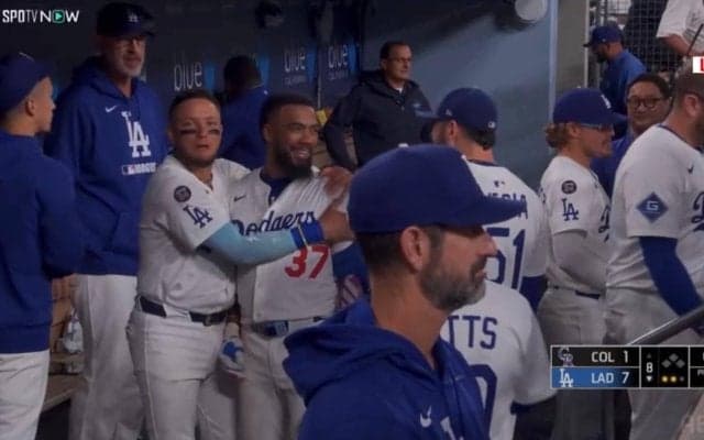 この笑顔が見たかった！ ド軍の“お調子者”が復活の連続アーチ→大谷翔平も“バンザイ”ベンチ総出で祝福の一部始終