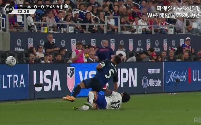 「なにしやがる」長友佑都、危険スライディング受けて足首ぐねり…ピッチ上で悶絶もプレー続行でファン「闘志に涙でるわ」