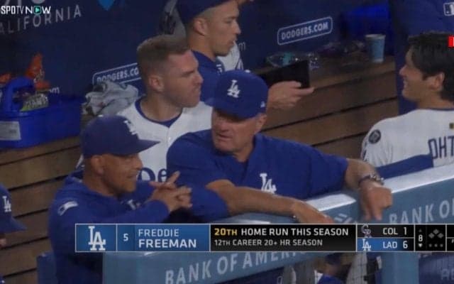 大谷翔平がフリーマンに“お辞儀がえし”パフォーマンス…豪快ホームラン直後にカメラが捉えた“ほっこり”やりとり