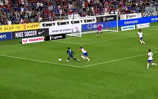 「三笘だけは別格」三笘薫、急加速の縦突破→ノールックのクロスで好機演出「あの体勢から上げ切るのすごい」ファンが沸いた瞬間