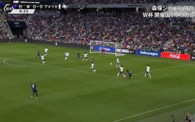 嘘だろ？伊東純也の高精度“左足”コントロールクロスにスタジアム騒然「左足も流石の精度」